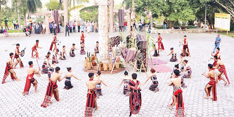 Lễ hội Tấc Ka Coong tái hiện nghi thức truyền thống của người Cơ Tu.