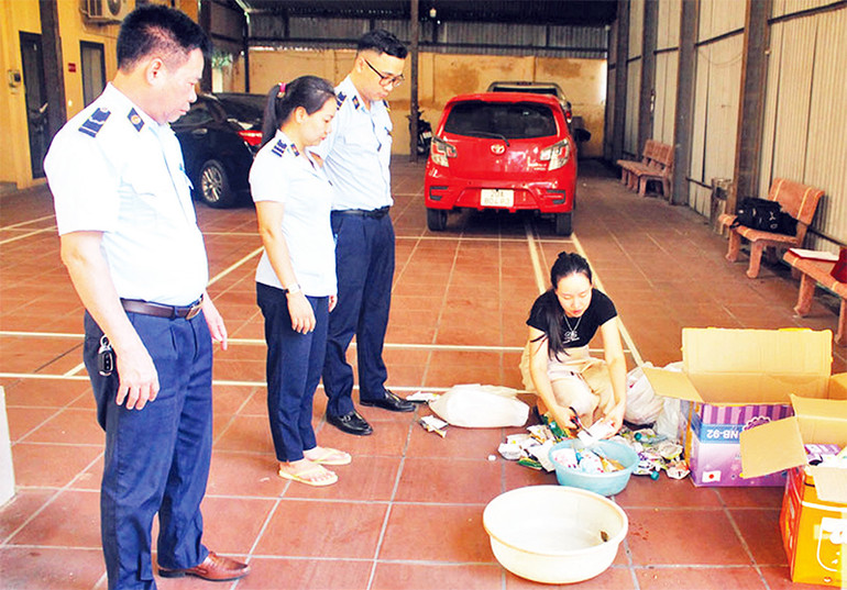 Lực lượng chức năng quyết định xử phạt số tiền 30 triệu đồng và buộc tiêu hủy toàn bộ hàng hóa vi phạm. (Ảnh CHUNG AN)