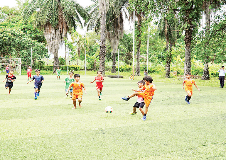 Học sinh Làng phong Đăk Kia thi đấu đá bóng.