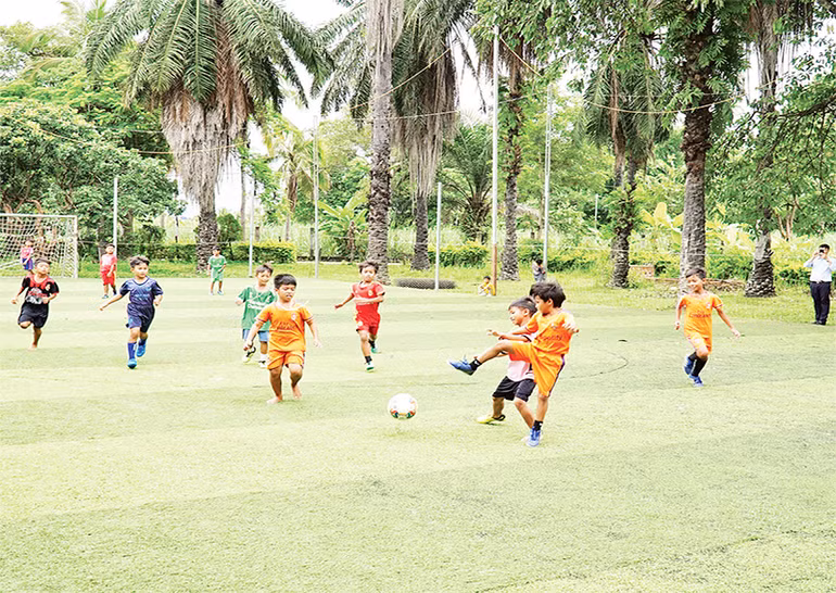 Học sinh Làng phong Đăk Kia thi đấu đá bóng.