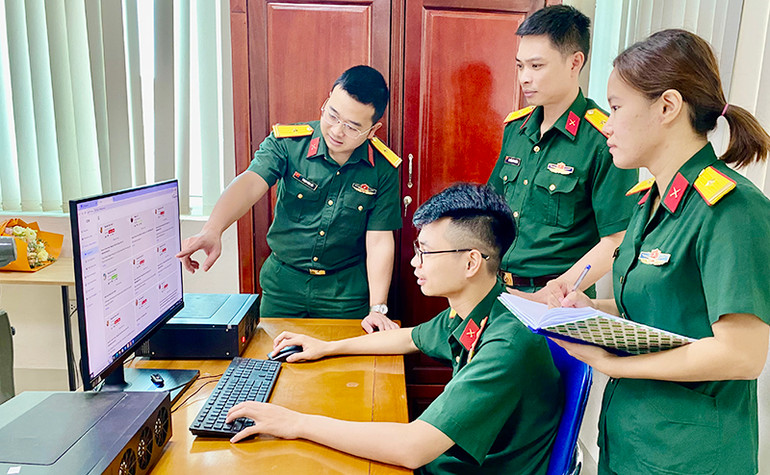 Cán bộ Viện Nghiên cứu 486, Bộ Tư lệnh 86 (Bộ Quốc phòng) hướng dẫn cán bộ, nhân viên đơn vị khai thác phần mềm do Viện nghiên cứu, chế tạo.