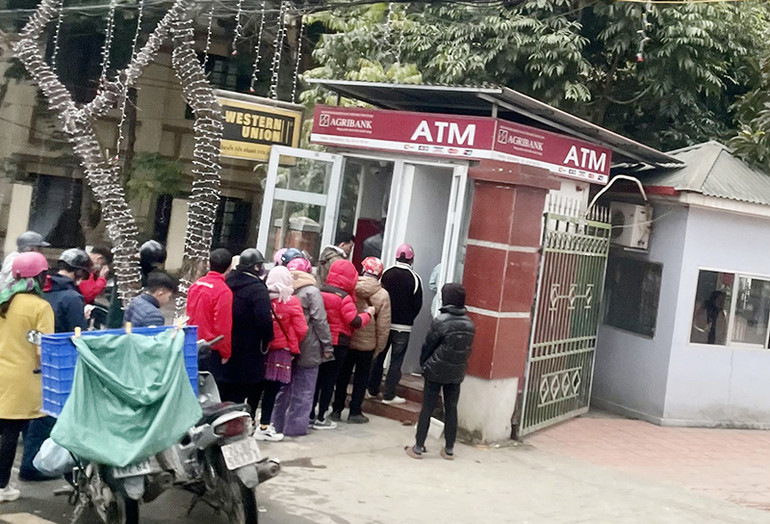 Nhu cầu rút tiền từ máy ATM của khách hàng tăng cao trong dịp Tết.
