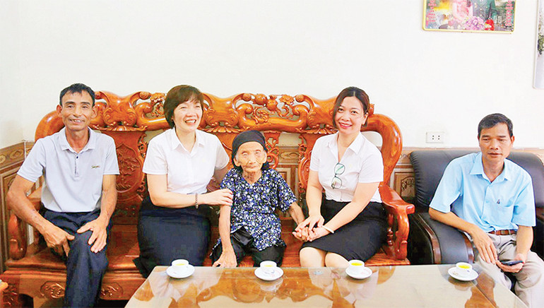 Đại diện công đoàn Công ty đến thăm hỏi Bà mẹ Việt Nam Anh hùng do Công ty nhận phụng dưỡng.