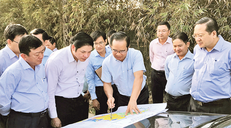 Lãnh đạo tỉnh Long An cùng đoàn công tác khảo sát vị trí mở đường kết nối với Thành phố Hồ Chí Minh.