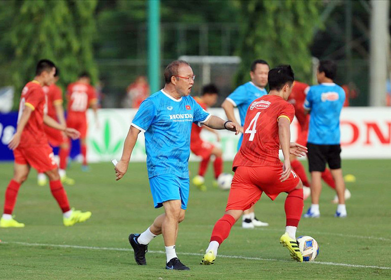 Huấn luyện viên Park Hang-seo chỉ dẫn các cầu thủ đội tuyển Việt Nam tập luyện.