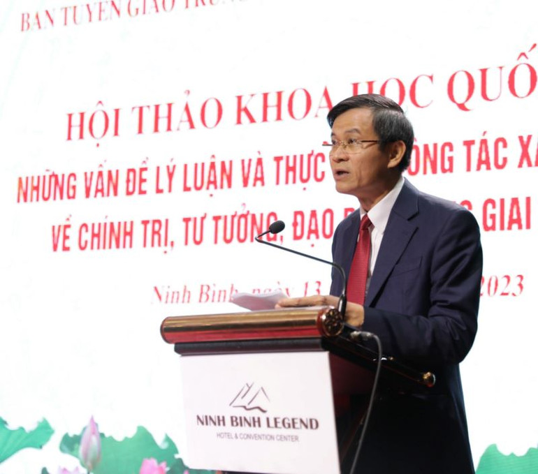 Đồng chí Đoàn Minh Huấn, Ủy viên Trung ương Đảng, Bí thư Tỉnh ủy Ninh Bình phát biểu tại hội thảo. (Ảnh: TTXVN)