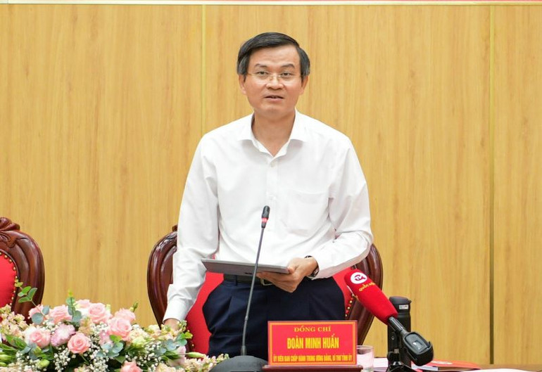 Đồng chí Đoàn Minh Huấn, Ủy viên Trung ương Đảng, Bí thư Tỉnh ủy Ninh Bình phát biểu làm sâu sắc thêm một số vấn đề thực tiễn về phát triển văn hóa-xã hội và con người tại Ninh Bình. (Ảnh: TRƯỜNG GIANG)