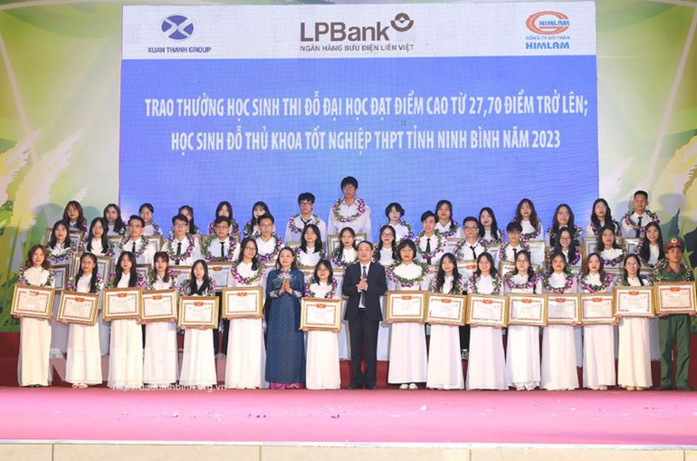 Đồng chí Nguyễn Thị Thu Hà, Ủy viên Trung ương Đảng, Phó Chủ tịch-Tổng thư ký Ủy ban Trung ương Mặt trận Tổ quốc Việt Nam, nguyên Bí thư Tỉnh ủy Ninh Bình và đồng chí Mai Văn Tuất, Phó Bí thư Thường trực Tỉnh ủy, Chủ tịch Hội đồng nhân dân tỉnh trao thưởng cho học sinh thi đỗ đại học đạt điểm cao từ 27,7 điểm trở lên và học sinh đỗ thủ khoa tốt nghiệp THPT năm 2023 (Ảnh: Báo Ninh Bình)