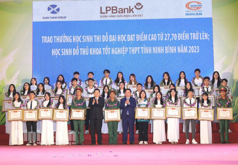 Đồng chí Phó Chủ tịch Thường trực Ủy ban nhân dân tỉnh Tống Quang Thìn và ông Nguyễn Xuân Thành, Chủ tịch Hội đồng quản trị Tập đoàn kinh tế Xuân Thành trao thưởng cho các em học sinh thi đỗ đại học đạt điểm cao từ 27,7 điểm trở lên và học sinh đỗ thủ khoa tốt nghiệp THPT năm 2023 (Ảnh: Báo Ninh Bình)