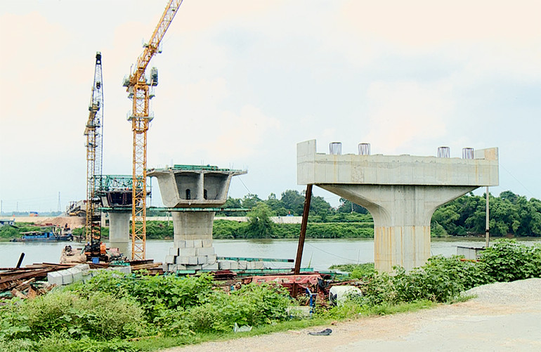 Các nhà thầu đang tích cực thi công cầu Hà Bắc 2.