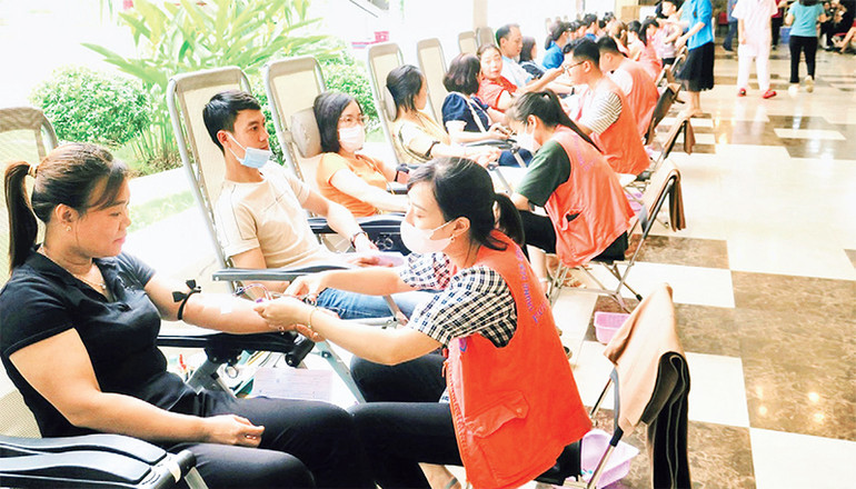 Cán bộ, công chức, viên chức, công nhân, người lao động TP Hải Phòng tham gia Ngày hội Hiến máu tình nguyện. (Ảnh NGÔ QUANG DŨNG)