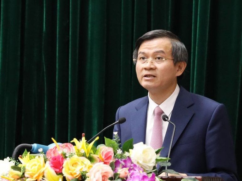 Đồng chí Đoàn Minh Huấn, Ủy viên Trung ương Đảng, Bí thư Tỉnh ủy Ninh Bình phát biểu tại phiên khai mạc. (Ảnh: ĐỨC LAM)