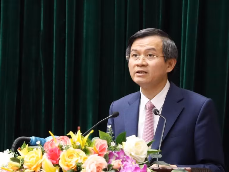 Đồng chí Đoàn Minh Huấn, Ủy viên Trung ương Đảng, Bí thư Tỉnh ủy Ninh Bình phát biểu tại phiên khai mạc. (Ảnh: ĐỨC LAM)