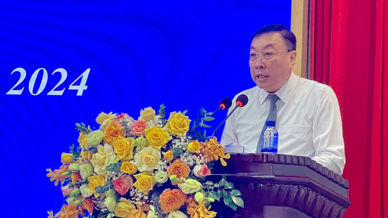 Bí thư Thành ủy Ninh Bình Đinh Văn Tiên phát biểu tại kỳ họp.