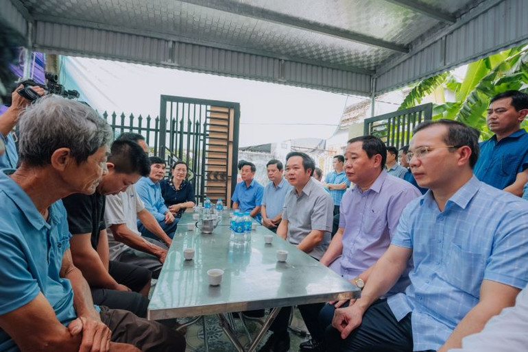 Đoàn công tác lãnh đạo tỉnh Ninh Bình đến động viên gia đình nạn nhân sớm vượt qua nỗi đau mất mát, ổn định tinh thần và cuộc sống.