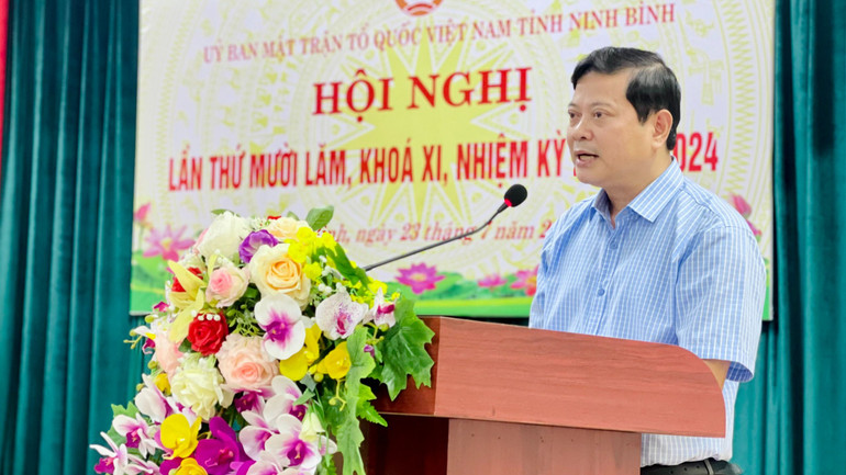 Phó Chủ tịch Ủy ban Mặt trận Tổ quốc Việt Nam tỉnh Ninh Bình Lê Văn Kiên phát biểu tại hội nghị.