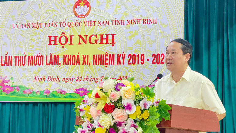 Đồng chí Mai Văn Tuất, Phó Bí thư Thường trực Tỉnh ủy, Chủ tịch Hội đồng nhân dân tỉnh Ninh Bình phát biểu tại hội nghị.