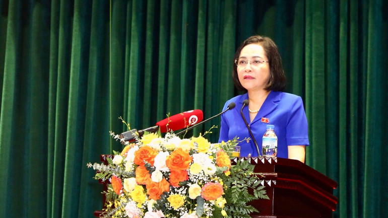 Đồng chí Nguyễn Thị Thanh, Phó Chủ tịch Quốc hội trả lời, làm rõ những kiến nghị của cử tri.