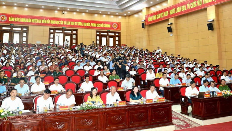 Các đại biểu dự buổi tiếp xúc cử tri.