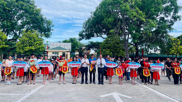 Ban tổ chức trao cờ lưu niệm, tặng hoa cho các đơn vị tham gia.