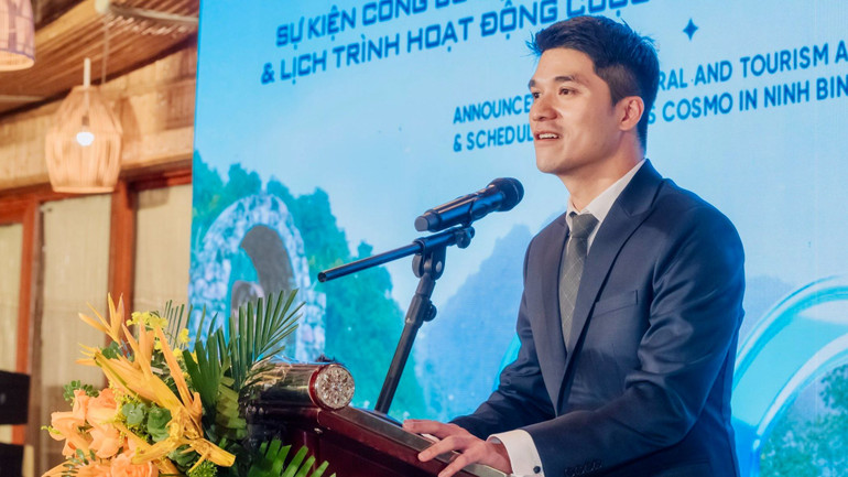 Trưởng Ban tổ chức cuộc thi Miss Cosmo Trần Việt Bảo Hoàng phát biểu tại buổi họp báo. (Ảnh: NGỌC LINH)