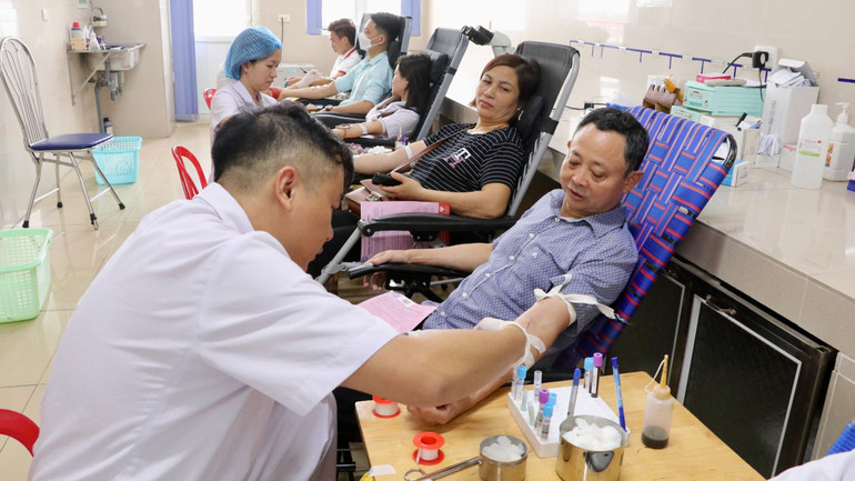 Đông đảo tình nguyện viên ngành y tế Ninh Bình tham gia hiến máu.