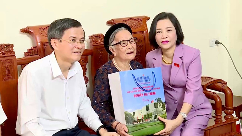 Phó Chủ tịch Quốc hội Nguyễn Thị Thanh và Bí thư Tỉnh ủy Ninh Bình Đoàn Minh Huấn thăm hỏi, tặng quà Mẹ Việt Nam Anh hùng Lê Thị Thận (phường Đông Thành, thành phố Ninh Bình).