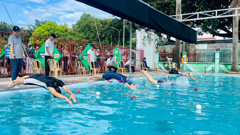 Giải bơi là dịp để các em có cơ hội thể hiện tài năng, giao lưu, trao đổi kinh nghiệm.