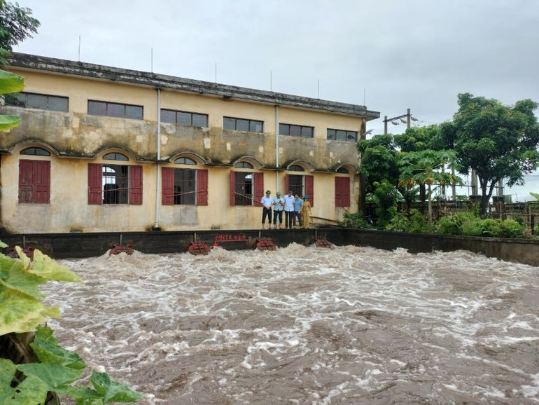 Trạm bơm Phát Diệm, huyện Kim Sơn hoạt động hết công suất, bảo đảm ứng cứu diện tích lúa bị ngập kịp thời. (Ảnh: Văn Lúa)