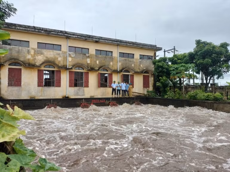 Trạm bơm Phát Diệm, huyện Kim Sơn hoạt động hết công suất, bảo đảm ứng cứu diện tích lúa bị ngập kịp thời. (Ảnh: Văn Lúa) Trạm bơm Phát Diệm, huyện Kim Sơn hoạt động hết công suất, bảo đảm ứng cứu diện tích lúa bị ngập kịp thời. (Ảnh: Văn Lúa)