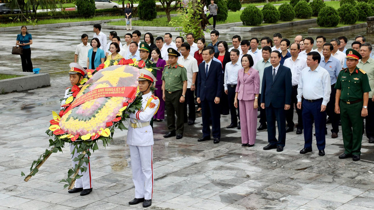 Đoàn đại biểu thay mặt lãnh đạo Đảng, Nhà nước và Đoàn đại biểu của tỉnh Ninh Bình đã dâng hương tưởng niệm các Anh hùng liệt sĩ tại Đài tưởng niệm các Anh hùng liệt sĩ của tỉnh.
