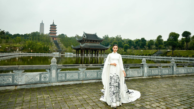 Với danh hiệu đương kim Hoa hậu Hoàn vũ Việt Nam - Miss Cosmo Vietnam, Bùi Thị Xuân Hạnh là người con đầu tiên của Ninh Bình đạt giải cao nhất của một cuộc thi sắc đẹp cấp quốc gia.