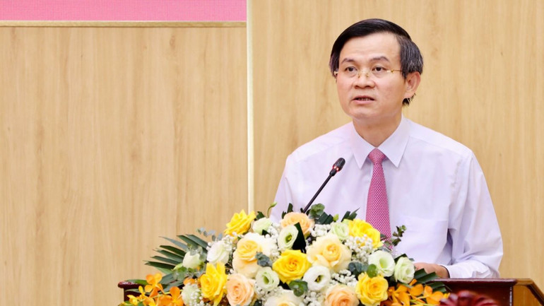 Đồng chí Đoàn Minh Huấn, Bí thư Tỉnh ủy Ninh Bình phát biểu giao nhiệm vụ cho các đồng chí.