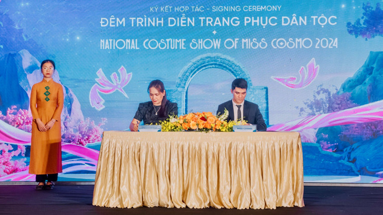 Tại buổi họp báo, Tổ chức Miss Cosmo và Khu du lịch sinh thái Thung Nham, Quần thể danh thắng Tràng An đã chính thức ký kết biên bản hợp tác tại cuộc thi Miss Cosmo 2024. (Ảnh: NGỌC LINH)