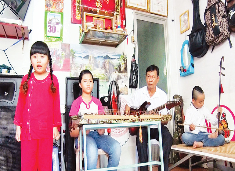 Nhóm dạy đờn ca tài tử của Nghệ nhân Ưu tú Đặng Văn Sử, TP Bạc Liêu.