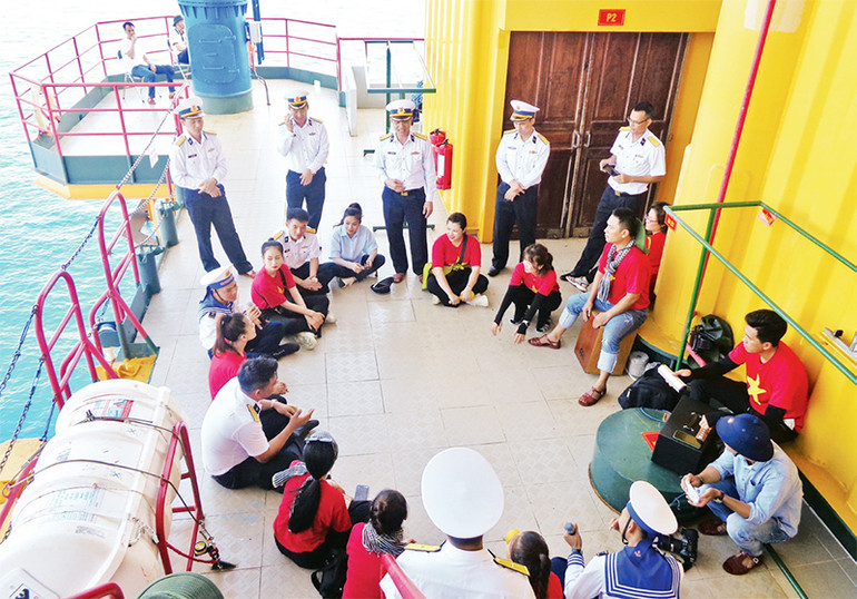 Quân dân sinh hoạt giao lưu văn hóa văn nghệ trên cụm nhà giàn DK1. Quân dân sinh hoạt giao lưu văn hóa văn nghệ trên cụm nhà giàn DK1.