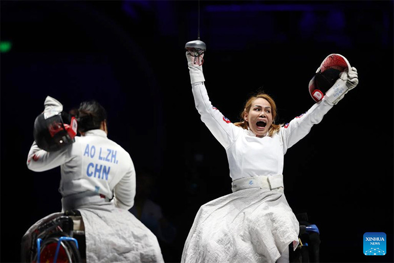 VĐV Saysunee của Thái Lan (phải) vui mừng sau khi giành HCV môn đấu kiếm. (Ảnh XINHUA)