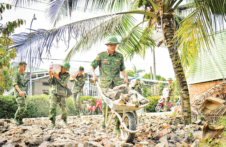 Lực lượng vũ trang tỉnh Kiên Giang lao động giúp dân.