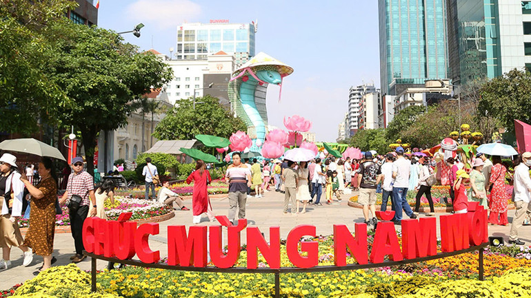 Nàng Tỵ tại Đường hoa Nguyễn Huệ tiếp tục được trưng bày đến hết tháng 2. (Ảnh Thế Anh) Nàng Tỵ tại Đường hoa Nguyễn Huệ tiếp tục được trưng bày đến hết tháng 2. (Ảnh Thế Anh)