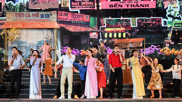 Các ca sĩ trình bày liên khúc Ơi cuộc sống mến thương (sáng tác Nguyễn Ngọc Thiện) - Yêu sao cuộc sống hôm nay (sáng tác Lâm Đình Thuận). (Ảnh QUỐC THANH)