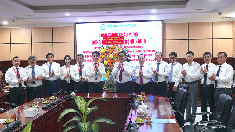 Đồng chí Nguyễn Trọng Nghĩa, Trưởng Ban Tuyên giáo và Dân vận Trung ương chúc mừng Đại học Y dược Thành phố Hồ Chí Minh.