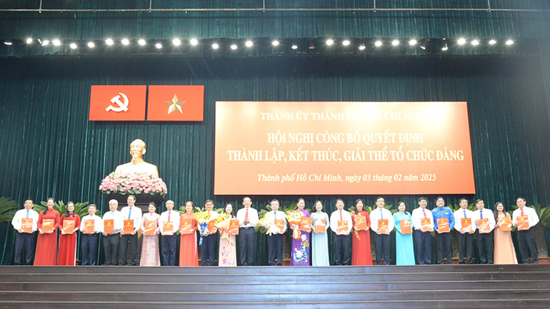 Đồng chí Nguyễn Văn Nên trao quyết định thành lập Đảng bộ các cơ quan Đảng Thành phố Hồ Chí Minh.