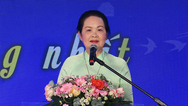 Nhà văn Bích Ngân, Chủ tịch Hội Nhà văn Thành phố Hồ Chí Minh phát biểu trong chương trình.