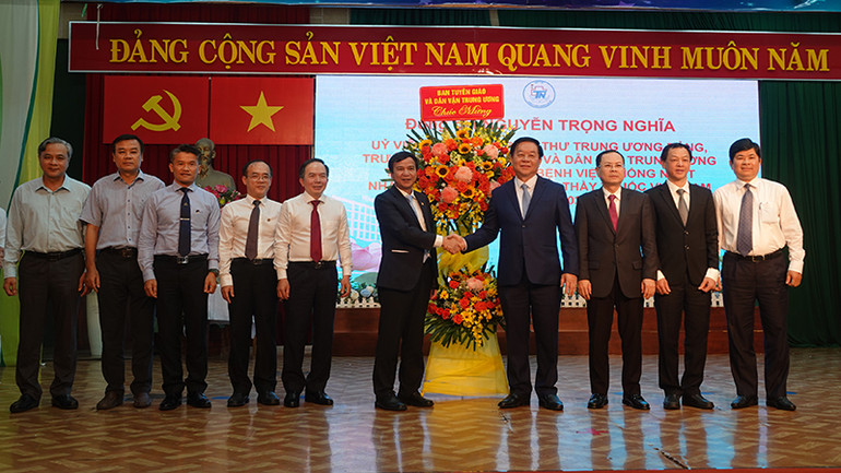 Đồng chí Nguyễn Trọng Nghĩa, Trưởng Ban Tuyên giáo và Dân vận Trung ương chúc mừng Bệnh viện Thống Nhất nhân kỷ niệm 70 năm Ngày Thầy thuốc Việt Nam.