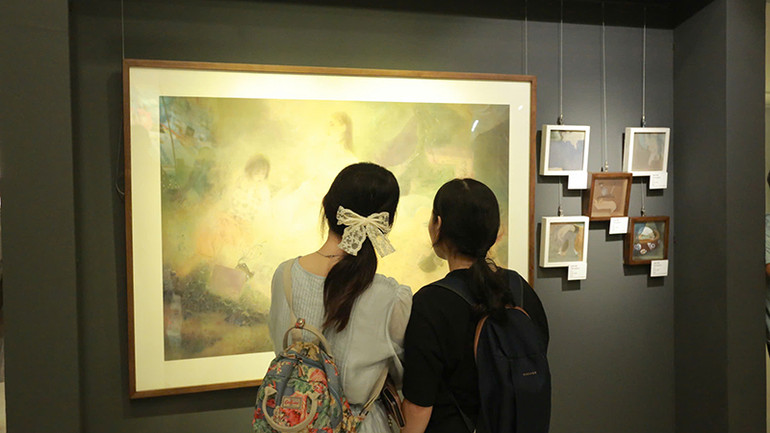 Nhiều bạn trẻ đến triển lãm "Thực 2 - Thanh xuân" để thưởng thức các tác phẩm của các họa sĩ.