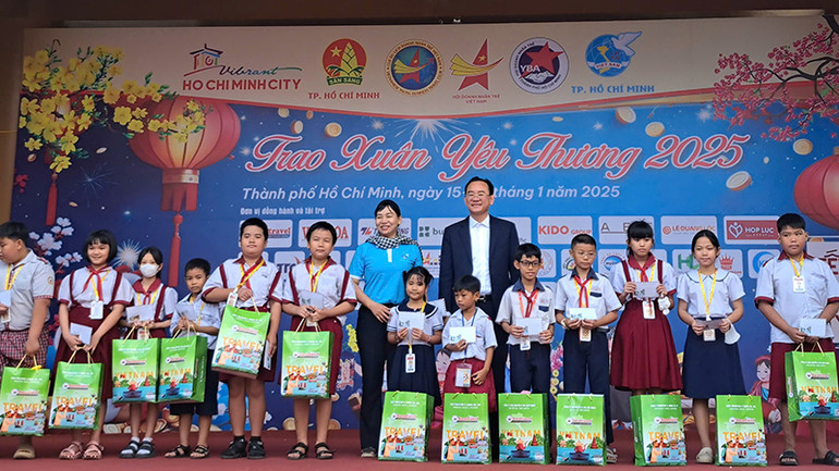Sở Du lịch thành phố phối hợp Hội Doanh nhân trẻ Việt Nam - Câu lạc bộ Du lịch doanh nhân trẻ Việt Nam và các đơn vị tặng quà Tết cho trẻ mồ côi.