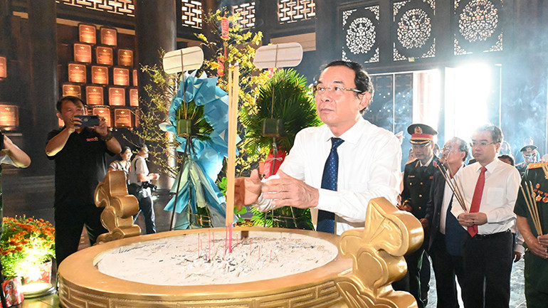 Đồng chí Nguyễn Văn Nên, Ủy viên Bộ Chính trị, Bí thư Thành ủy Thành phố Hồ Chí Minh dâng hương tại Đền tưởng niệm Khu lịch sử truyền thống cách mạng Sài Gòn-Chợ Lớn-Gia Định-Thành phố Hồ Chí Minh.