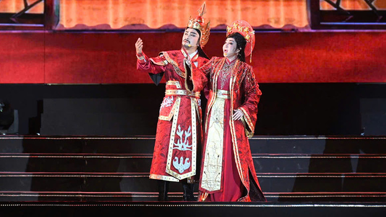 Nghệ sĩ Nhân dân Hữu Quốc (vai Nguyễn Huệ) và Nghệ sĩ Ưu tú Thoại Mỹ (vai công chúa Ngọc Hân) trong chương trình. (Ảnh QUỐC THANH)