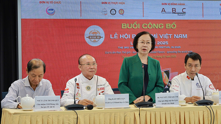 Bà Nguyễn Thị Khánh, Chủ tịch Hiệp hội Du lịch Thành phố Hồ Chí Minh phát biểu tại buổi công bố Lễ hội Bánh mì Việt Nam lần 3, năm 2025.