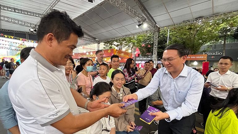 "Lì xì sách Tết" là hoạt động nổi bật của Lễ hội Đường sách Tết Ất Tỵ 2025.